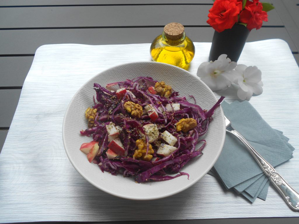 une salade anti inflammatoire au chou rouge